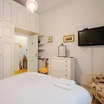 S.pietro Elvira's Retro Apartment
